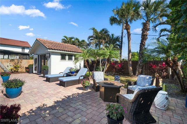 10340 Vanderbilt DR, Naples, FL 34108