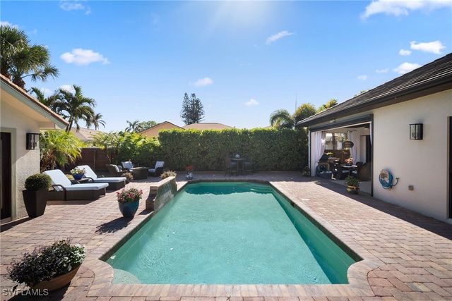10340 Vanderbilt DR, Naples, FL 34108