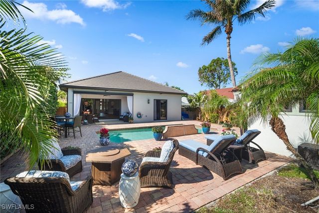10340 Vanderbilt DR, Naples, FL 34108