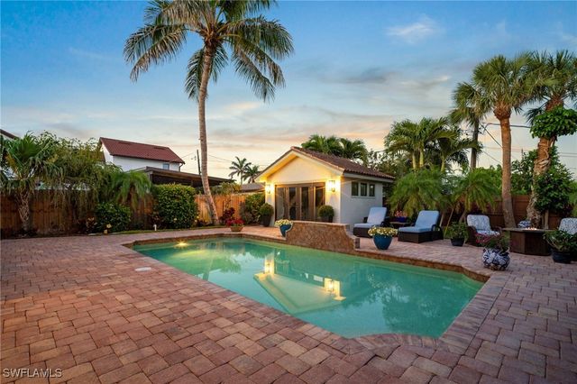 10340 Vanderbilt DR, Naples, FL 34108