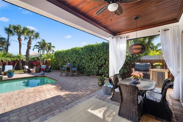 10340 Vanderbilt DR, Naples, FL 34108