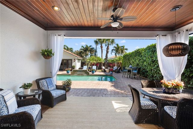 10340 Vanderbilt DR, Naples, FL 34108