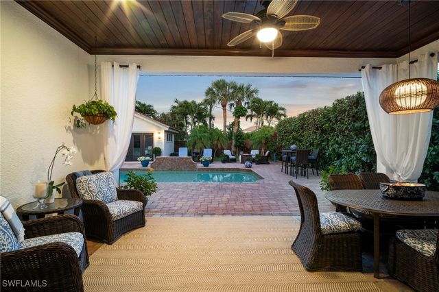 10340 Vanderbilt DR, Naples, FL 34108