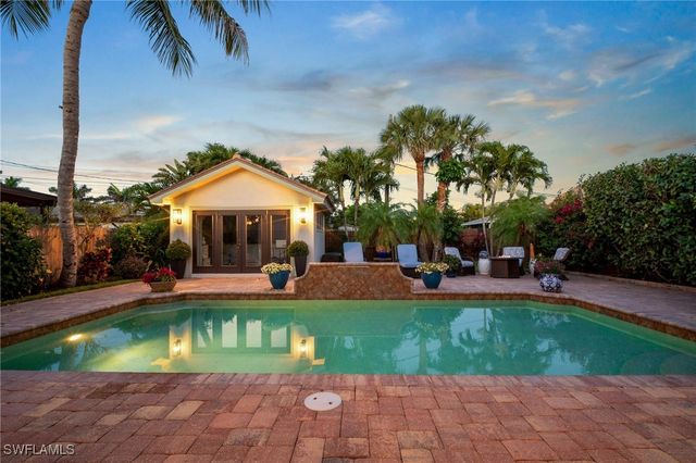 10340 Vanderbilt DR, Naples, FL 34108