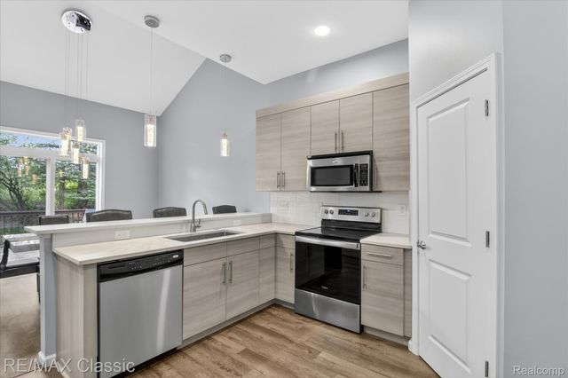 2298 Calibouge 32, Commerce Charter Township, MI 48382