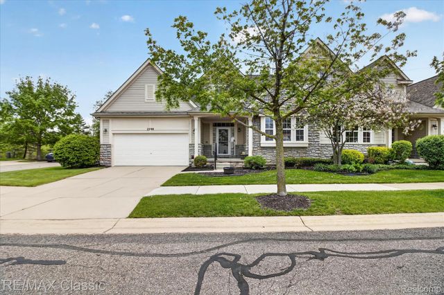 2298 Calibouge 32, Commerce Charter Township, MI 48382