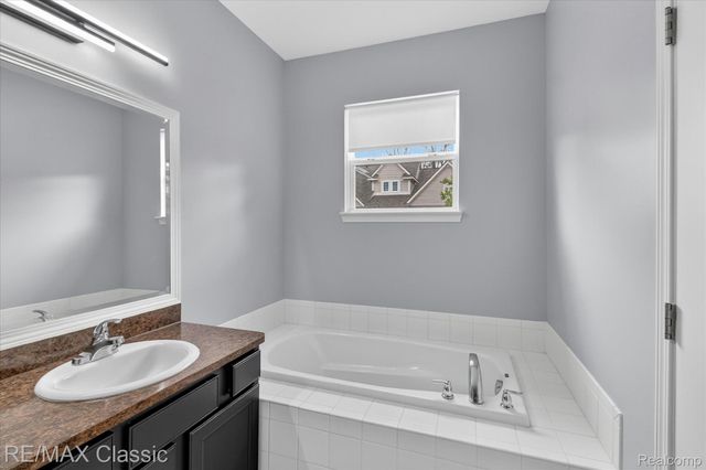 2298 Calibouge 32, Commerce Charter Township, MI 48382
