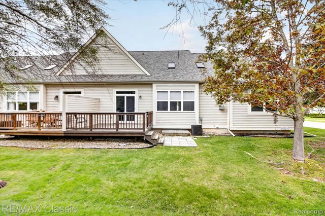 2298 Calibouge 32, Commerce Charter Township, MI 48382