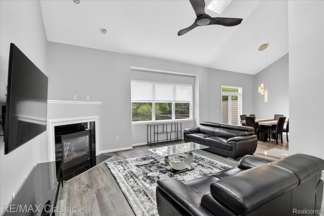 2298 Calibouge 32, Commerce Charter Township, MI 48382