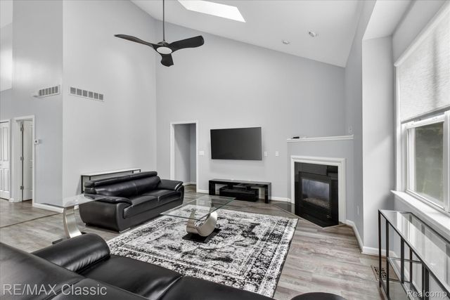 2298 Calibouge 32, Commerce Charter Township, MI 48382