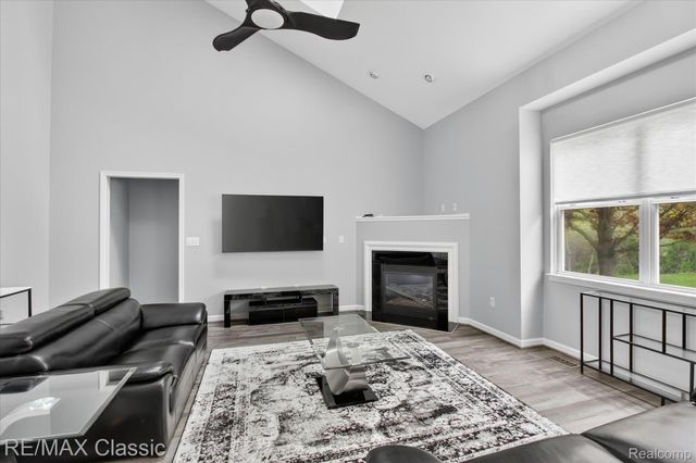 2298 Calibouge 32, Commerce Charter Township, MI 48382