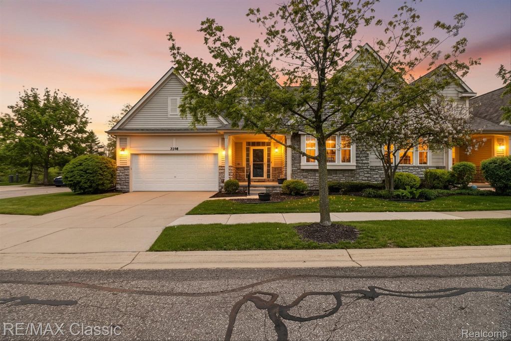 2298 Calibouge 32, Commerce Charter Township, MI 48382