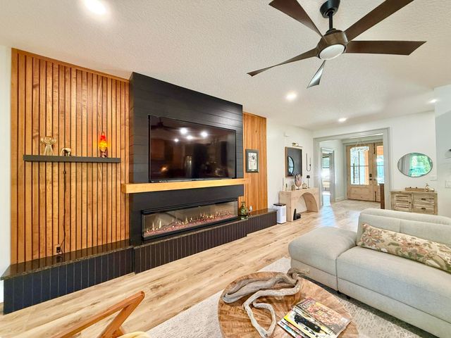 146 Maple Tree Ln, Elkton, FL 32033