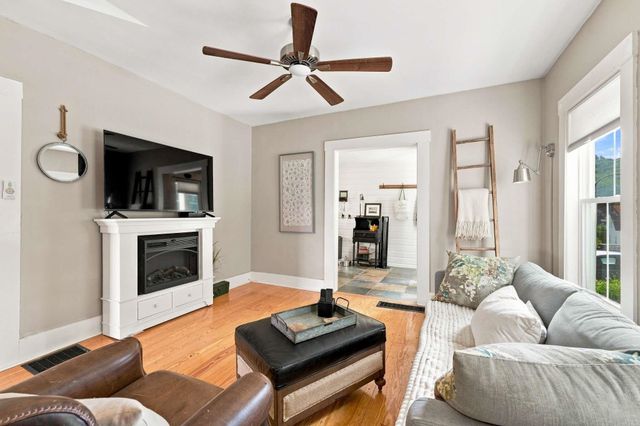 8 Old Coach Road, New Boston, NH 03070