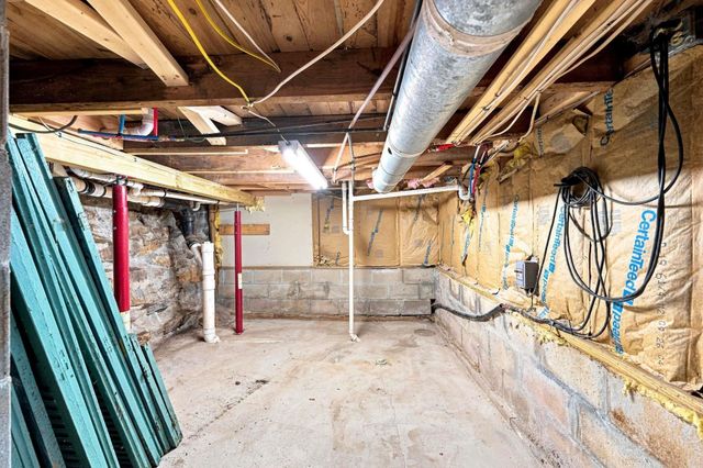 8 Old Coach Road, New Boston, NH 03070