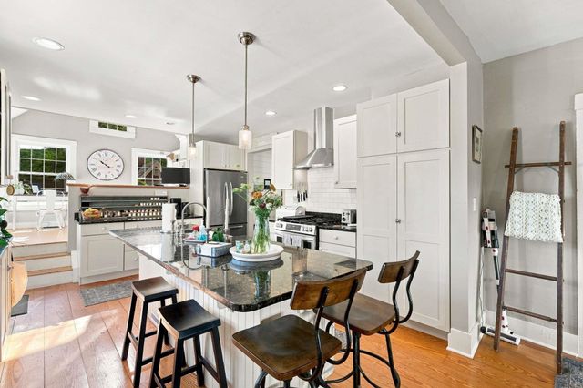 8 Old Coach Road, New Boston, NH 03070