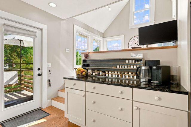 8 Old Coach Road, New Boston, NH 03070