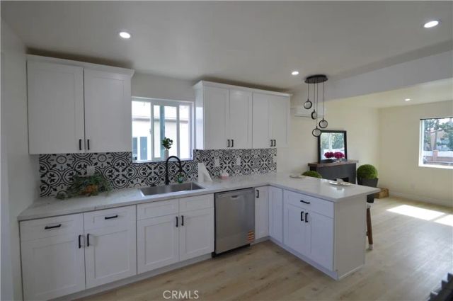 551 W 101 Street, Los Angeles, CA 90044