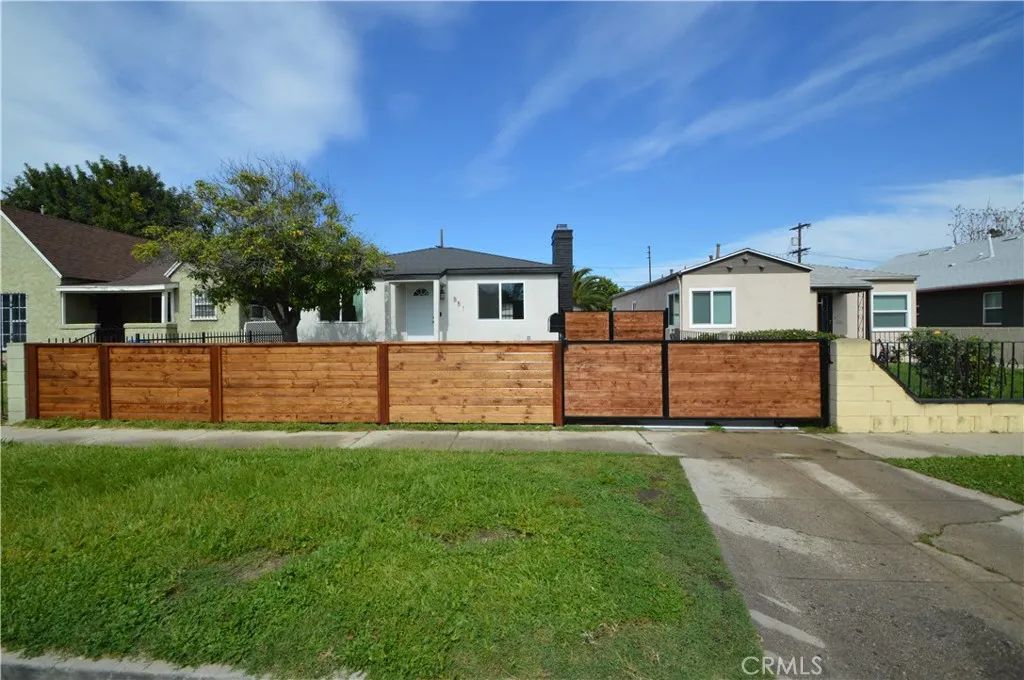 551 W 101 Street, Los Angeles, CA 90044