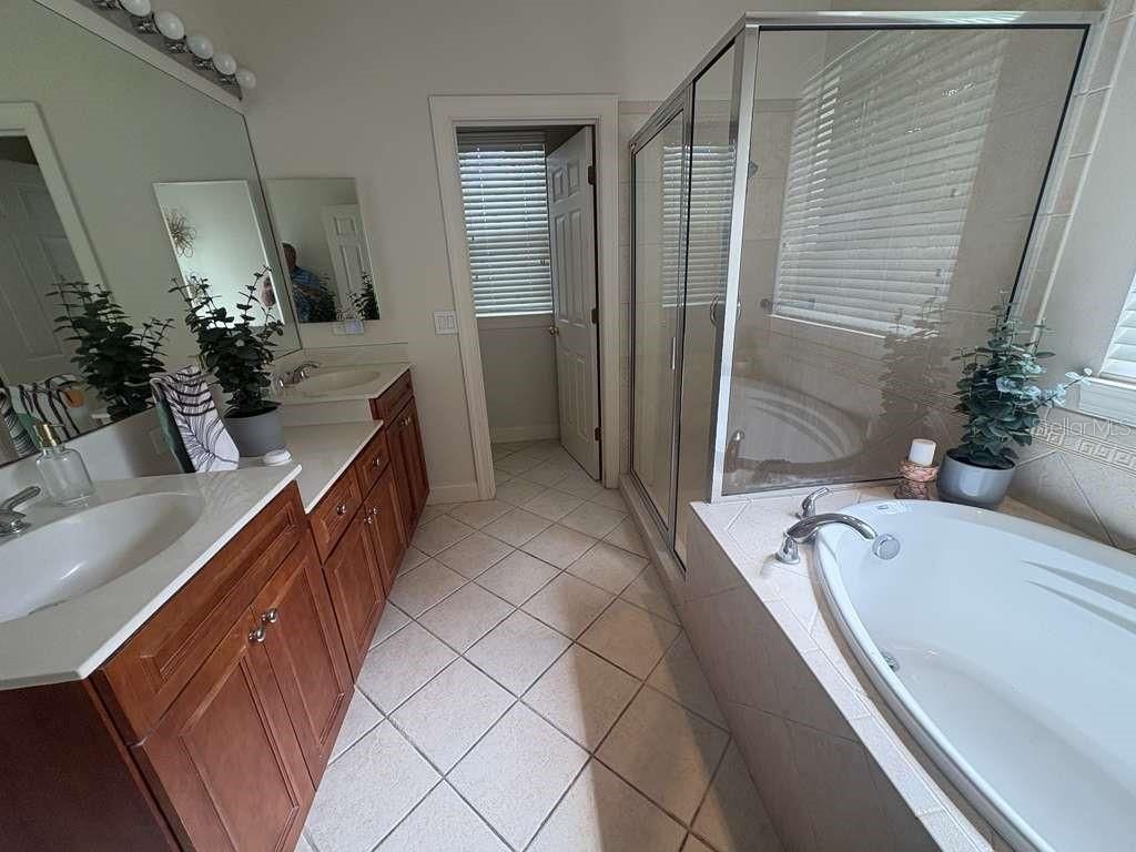 Image 25 of property listing at 3511 HEARDS FERRY DRIVE, Tampa, FL 33618