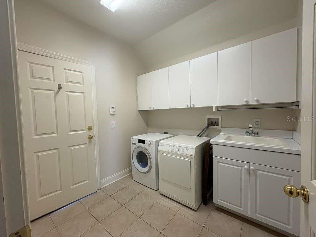 Image 32 of property listing at 3511 HEARDS FERRY DRIVE, Tampa, FL 33618