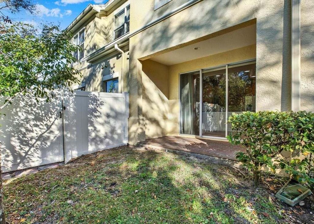Image 33 of property listing at 3511 HEARDS FERRY DRIVE, Tampa, FL 33618