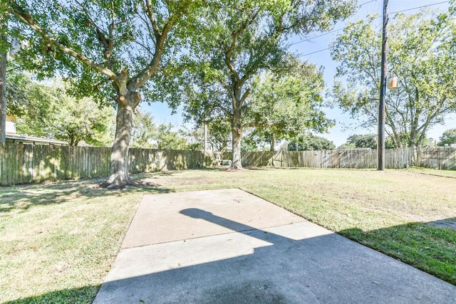 8046 Split Pine Drive, Houston, TX 77040