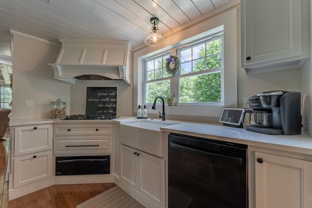 25 Charleston Avenue, Londonderry, NH 03053