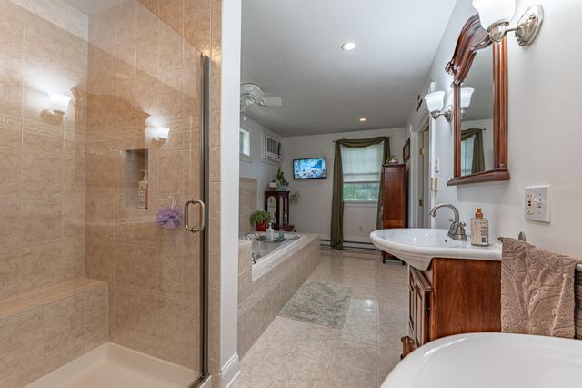 25 Charleston Avenue, Londonderry, NH 03053