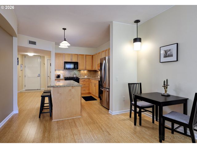 1620 Ne BROADWAY St 228, Portland, OR 97232