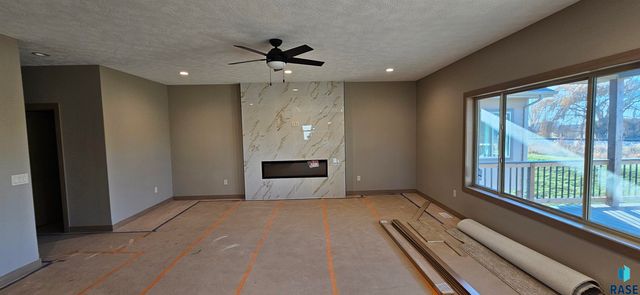 2401 E Joshua Cir Circle, Sioux Falls, SD 57108