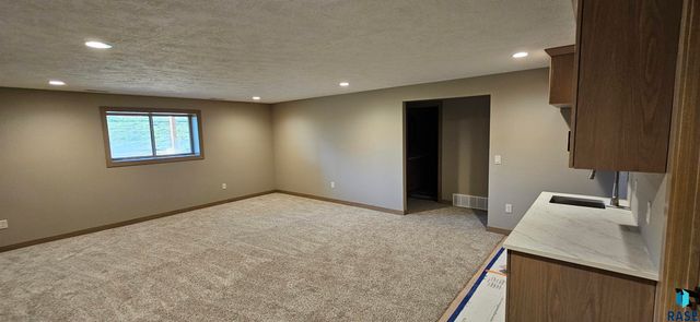 2401 E Joshua Cir Circle, Sioux Falls, SD 57108