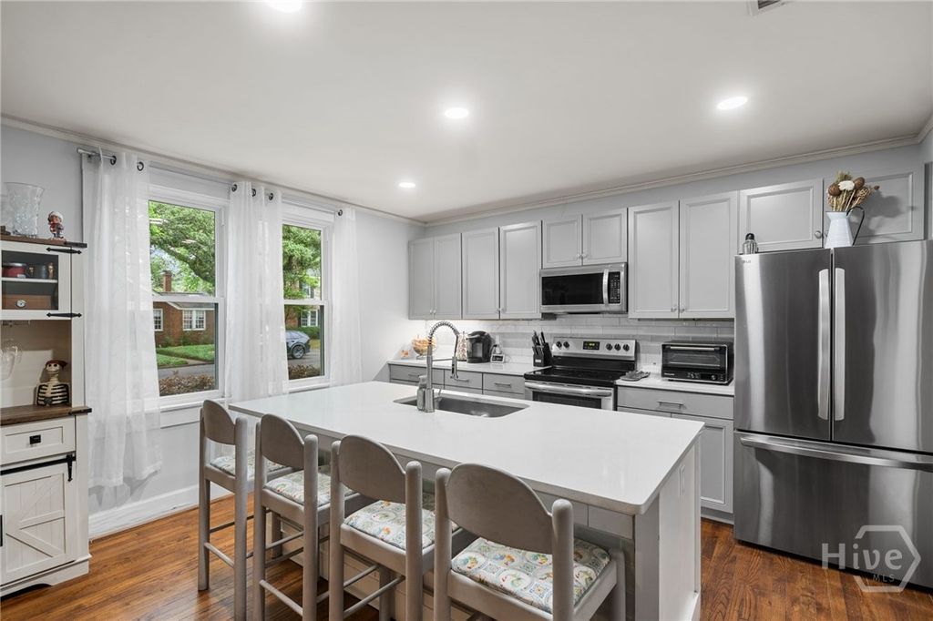 Image 7 of property listing at 332 E 56th Street, Savannah, GA 31405