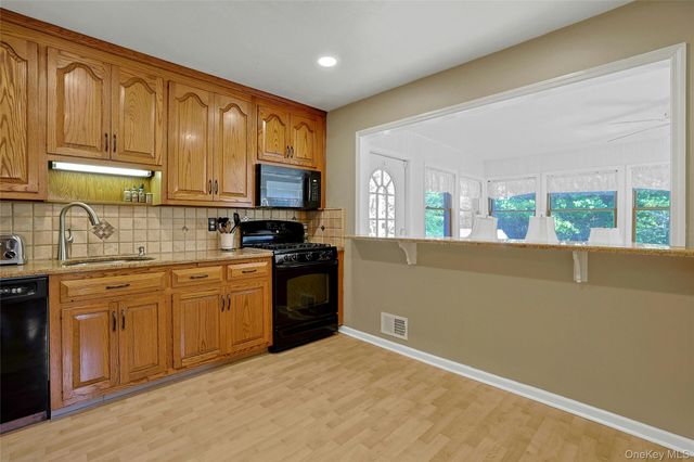 21 Kreuz Drive, West Nyack, NY 10994