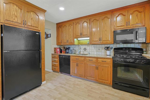 21 Kreuz Drive, West Nyack, NY 10994