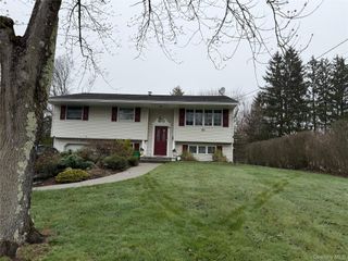 21 Kreuz Drive, West Nyack, NY 10994
