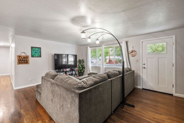 5714 Schiesel Avenue, Klamath Falls, OR 97603