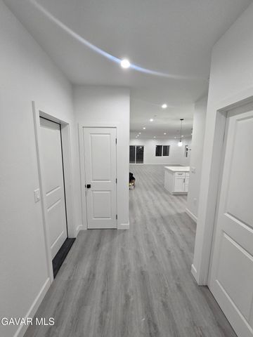 10401 N Loop Boulevard, California City, CA 93505