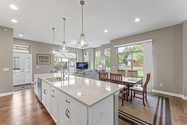 21975 W North AVENUE, Brookfield, WI 53045