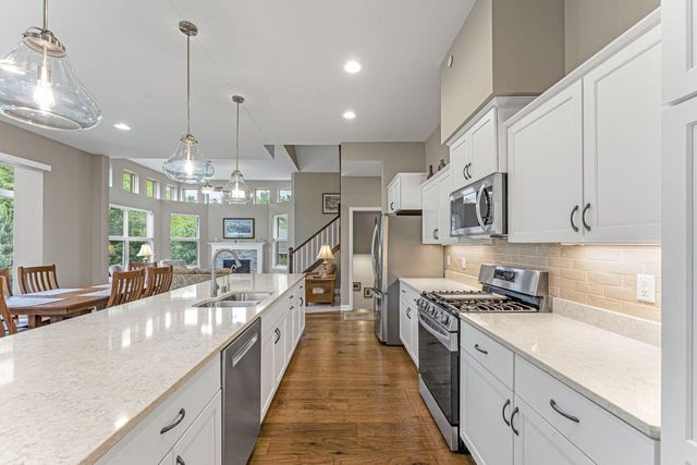 21975 W North AVENUE, Brookfield, WI 53045