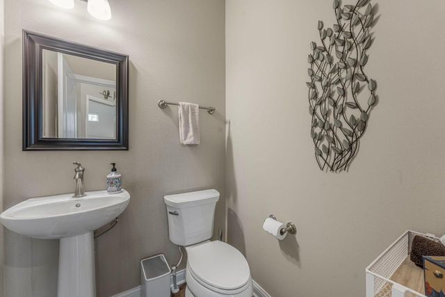 21975 W North AVENUE, Brookfield, WI 53045