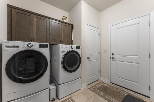 21975 W North AVENUE, Brookfield, WI 53045