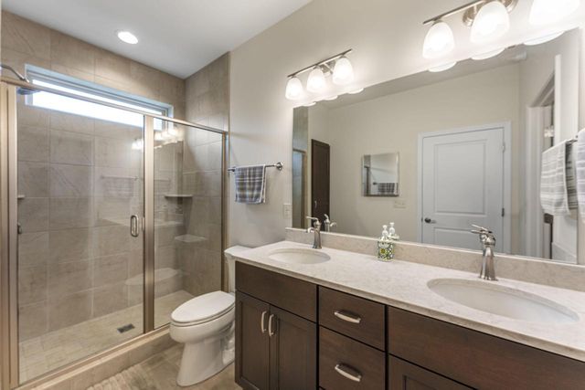21975 W North AVENUE, Brookfield, WI 53045