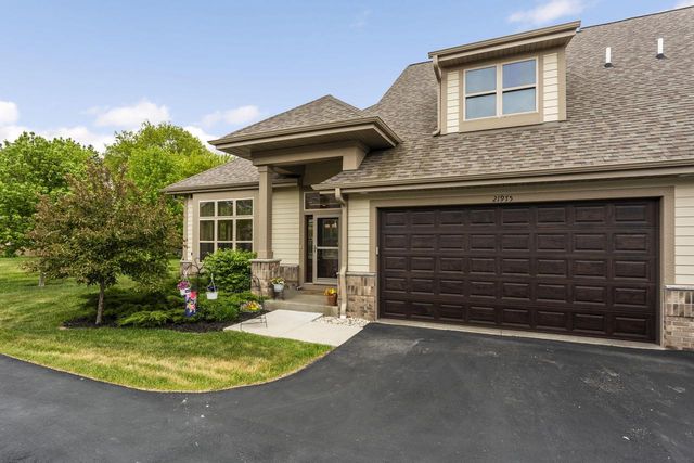21975 W North AVENUE, Brookfield, WI 53045