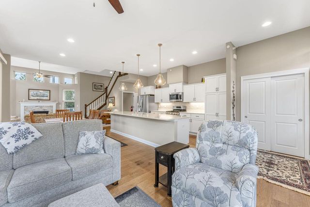 21975 W North AVENUE, Brookfield, WI 53045