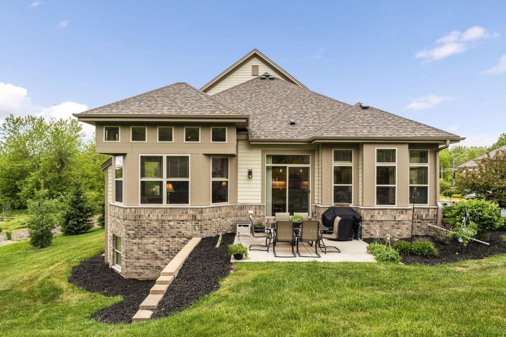 21975 W North AVENUE, Brookfield, WI 53045