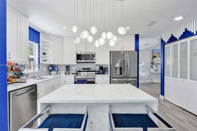 2001 Barcelona Ter 2001, Margate, FL 33063