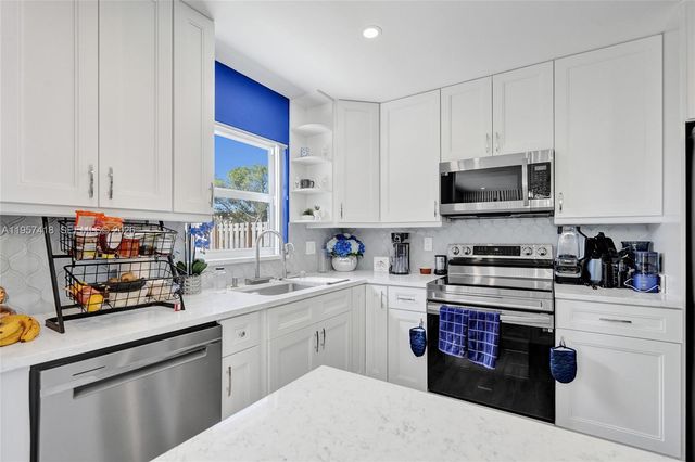 2001 Barcelona Ter 2001, Margate, FL 33063