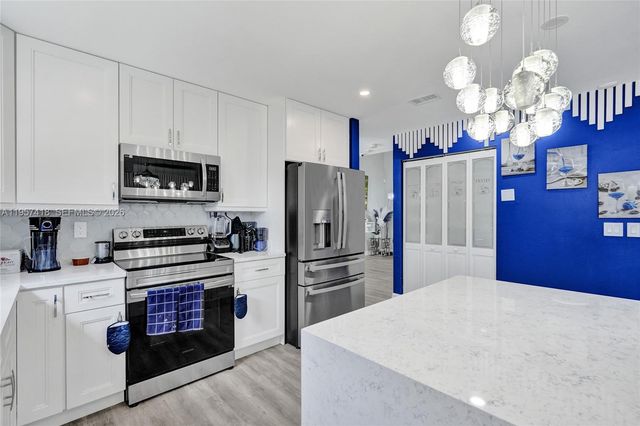 2001 Barcelona Ter 2001, Margate, FL 33063