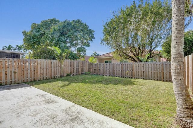 2001 Barcelona Ter 2001, Margate, FL 33063